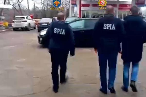 Jurist reținut pentru corupere activă