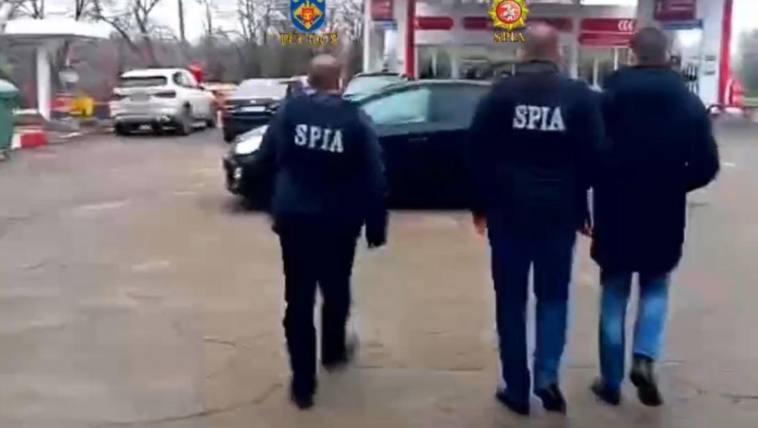 Jurist reținut pentru corupere activă